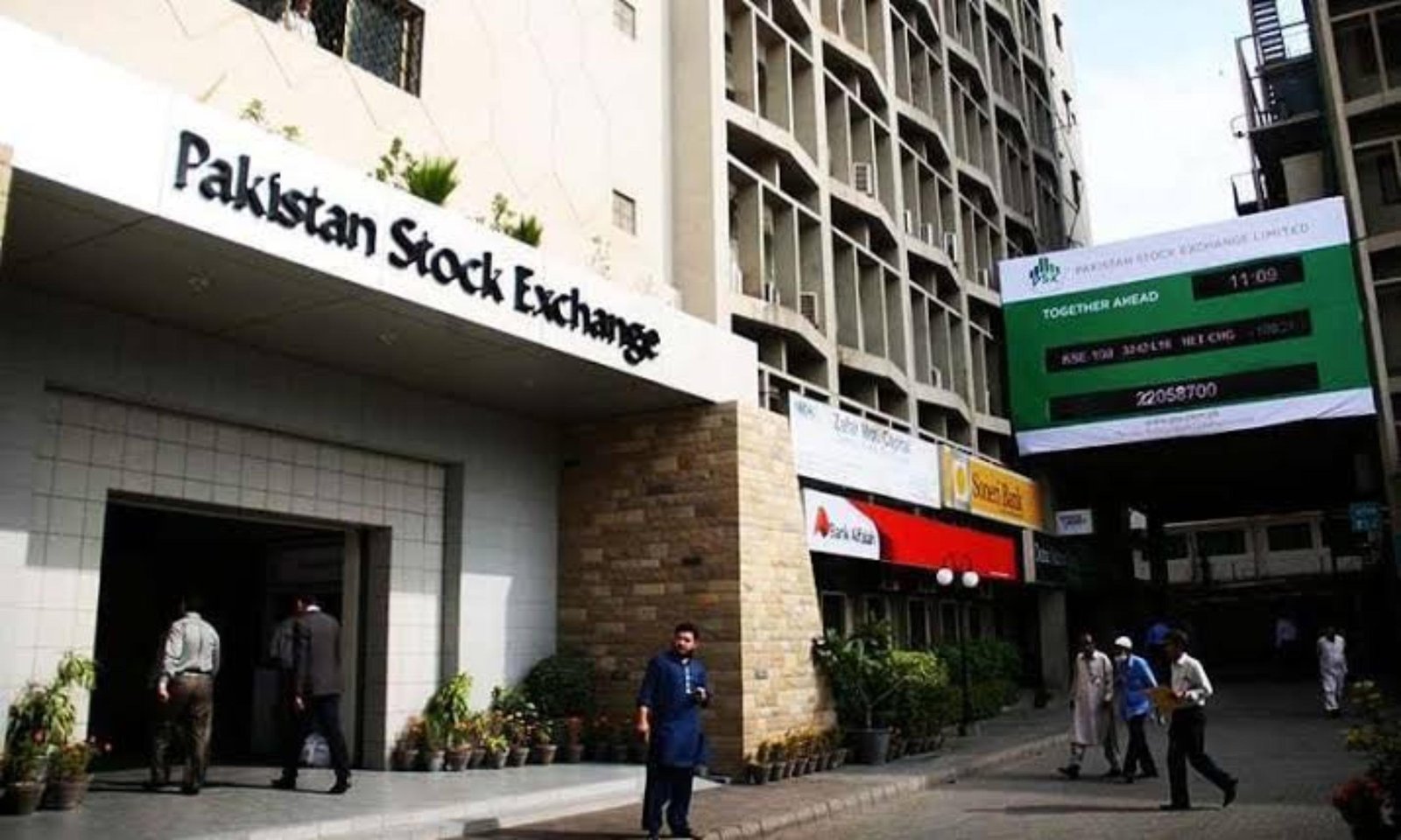 PSX  میں نئے کاروباری ہفتے کا مثبت آغاز۔