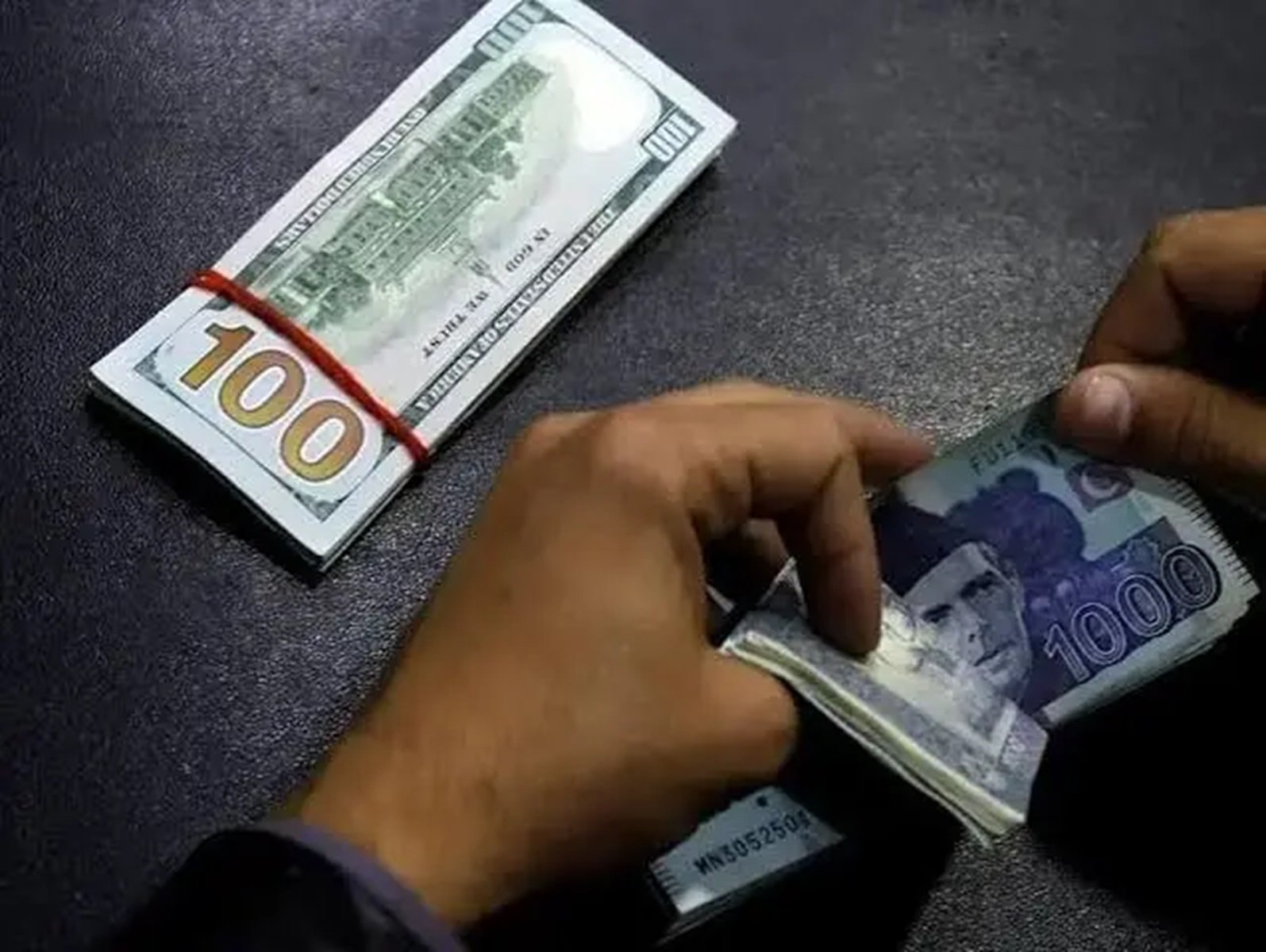پاکستان کا نیا روپے میں ٹریڈ  اور ڈالر میں سیٹل ہونے والا بانڈ متعارف کروانے کا اعلان۔